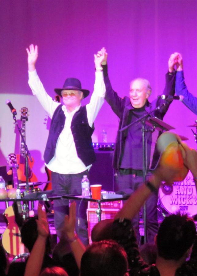 Micky+Dolenz+and+Michael+Nesmith+at+one+of+their+shows.