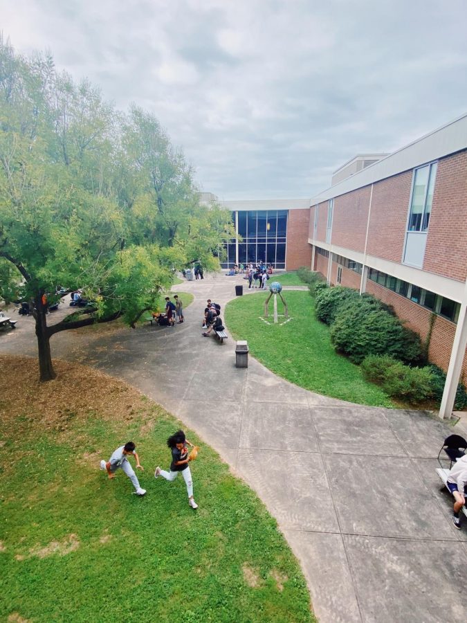 A+view+into+one+of+the+C.H.S+courtyards+during+lunch.