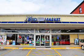 A picture of Reid's Super Save Market.