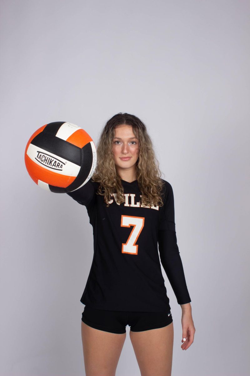 Elsa Miller's senior CHS volleyball headshot. 